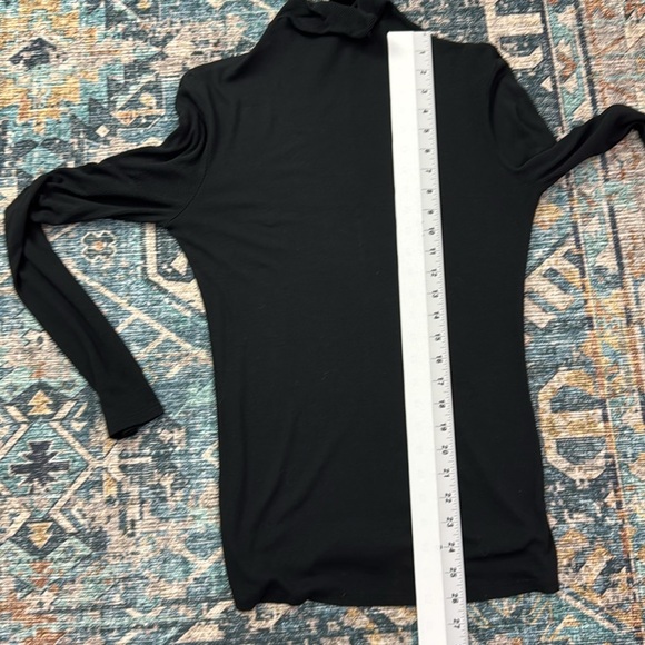 Vince size M Ribbed Mock Neck Top Black Lightweight Minimalist - Picture 3 of 4